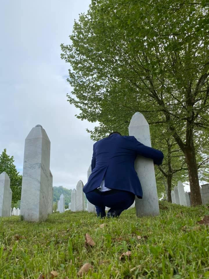 Potresna fotografija imama iz Srebrenice: Zagrljaj sa babom šehidom