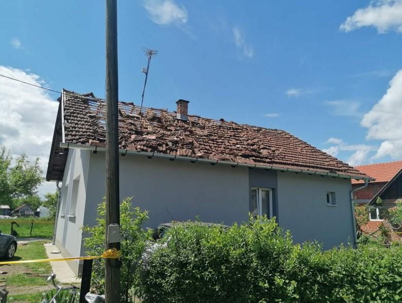 Snažna eksplozija u Derventi u kojoj je poginuo dječak: Popucali crijepovi i uništen krov na kući