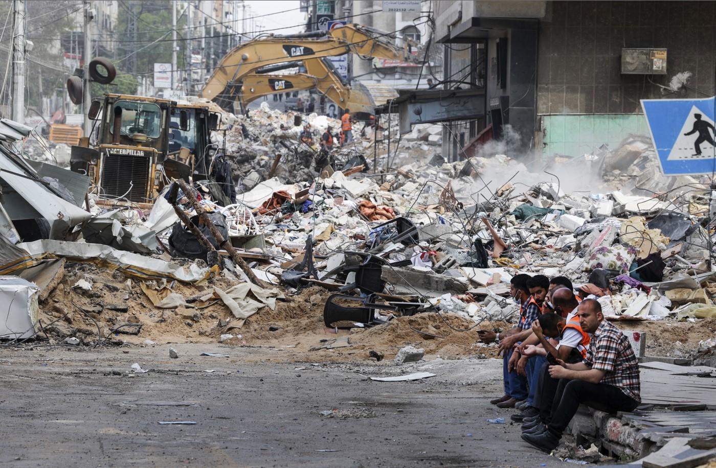 Bager čisti ruševine uništene zgrade u Gazi nakon izraleskog bombardiranja - Avaz