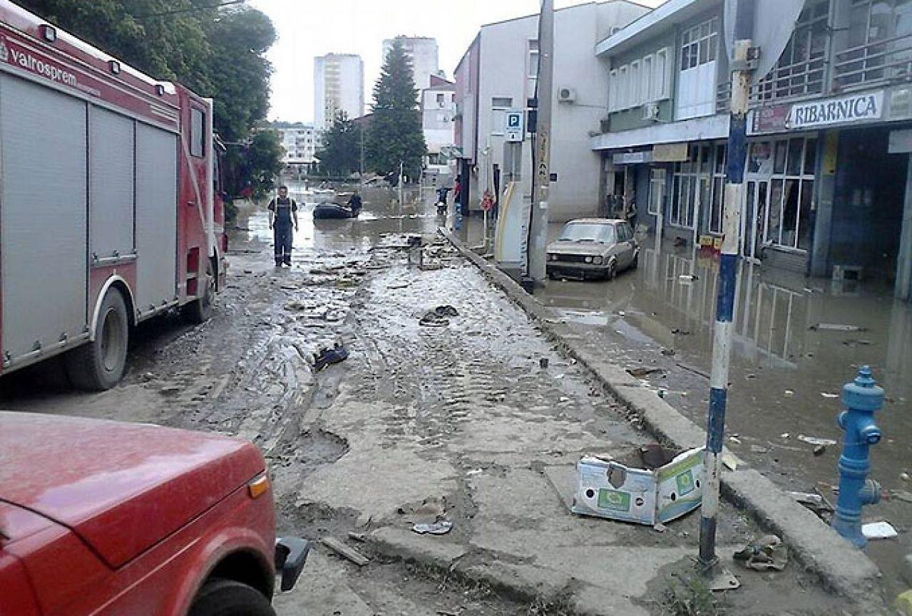 Doboj bio okovan muljem nakon poplava - Avaz