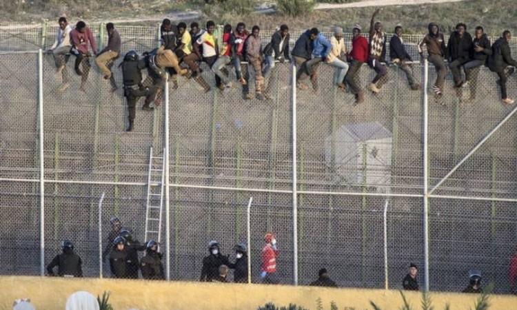 Migranti prelaze u Ceutu prelazeći ogradu i plivajući - Avaz