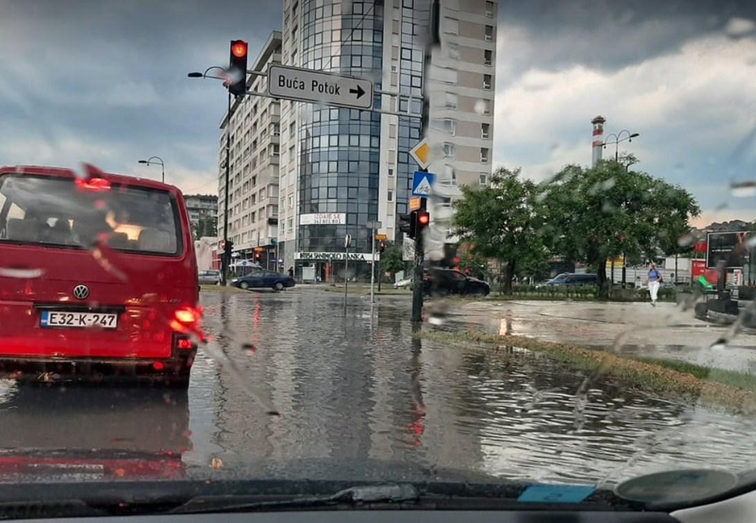Pogledajte video: Poplavljena glavna ulica u Sarajevu