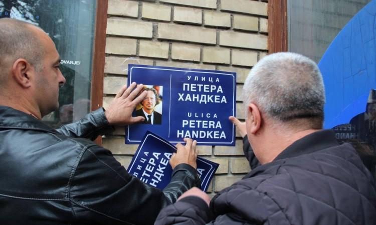 Komunalna policija uklonila postere s Handkeom u Srebrenici