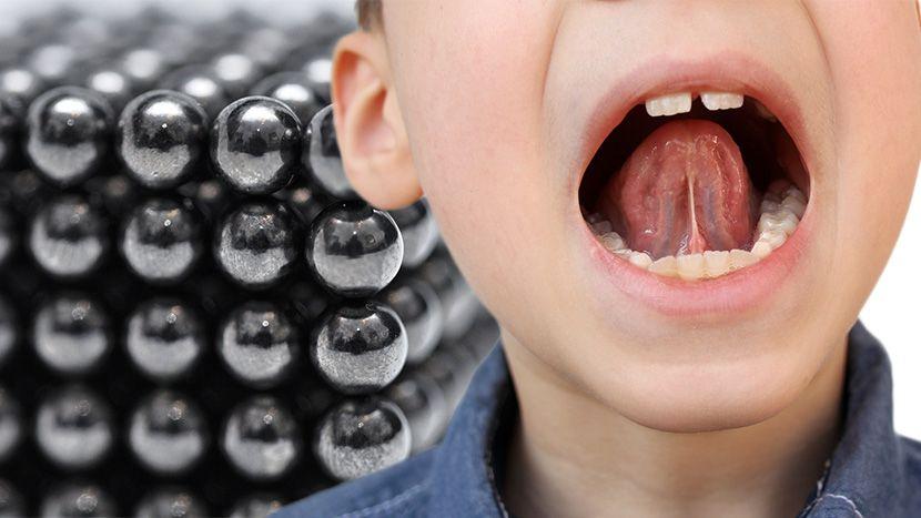 Djeca stavljaju magnetne kuglice na jezik  kao imitaciju pirsinga - Avaz