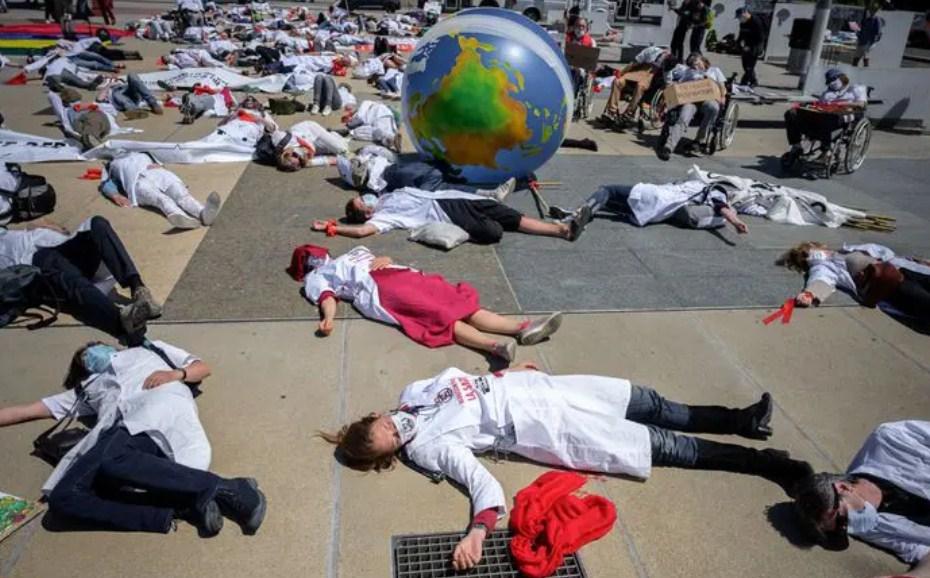 Ženeva: Ljekari leže ispred zgrade WHO-a