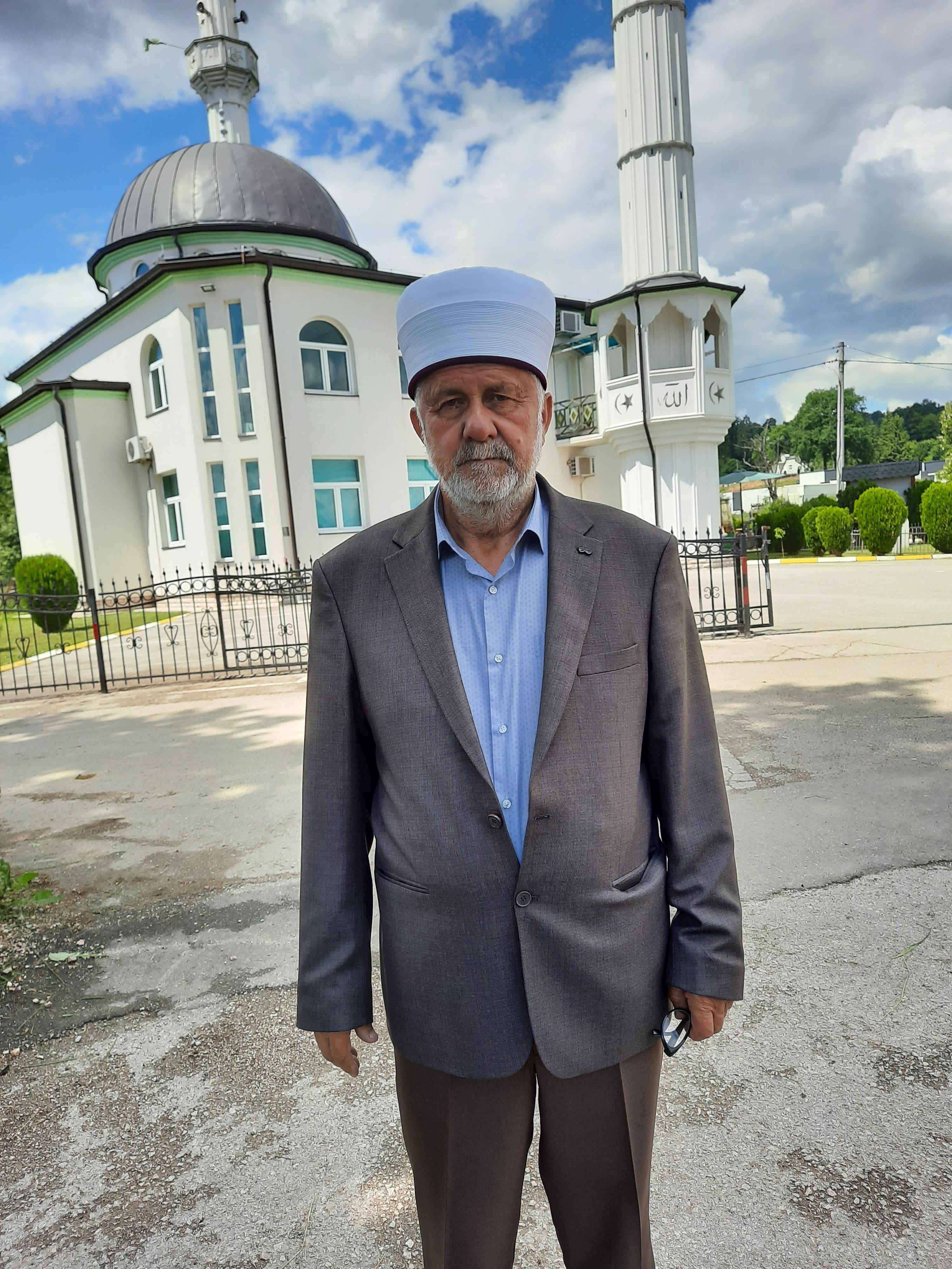 Ef. Šiljić ispred džamije - Avaz