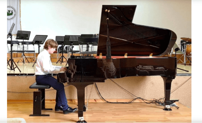 Veliki uspjeh 11-godišnjeg pijaniste: Omar Halilović pobijedio u Njujorku, nastupit će u Carnegy Hallu