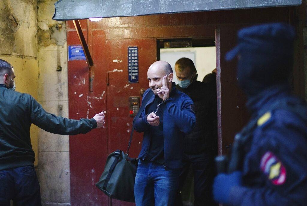 Andrei Pivovarov, the head of Open Russia movement, during his arrest in St Petersburg today - Avaz