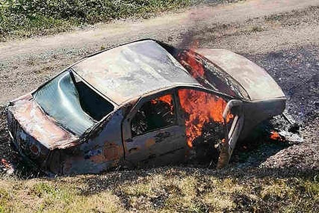Prve fotografije s mjesta stravične nesreće kod Bosanske Gradiške: Vozilo u plamenu, muškarac ostao zarobljen