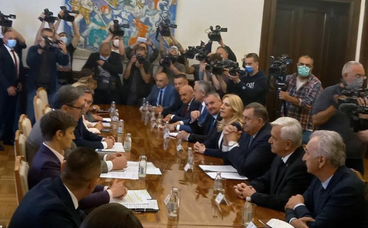 Vučić s delegacijom iz RS predvođenom Dodikom: Distanciranje od Dodikove secesionističke politike - Avaz