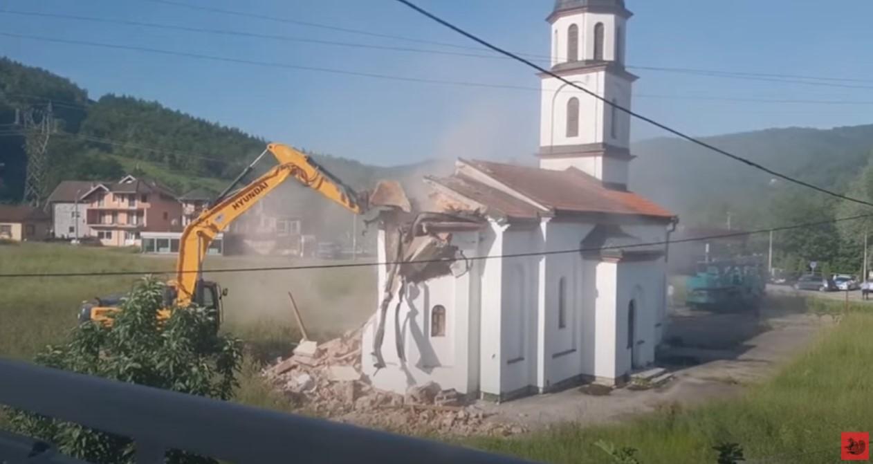 Borba Fate Orlović traje od 1996. godine, danas je okončana: Pogledajte kako je srušena crkva u njenoj avliji