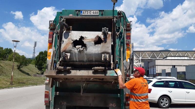 Ekipa "Avaza" provela dan na terenu s komunalcima: U KS samo tri vozila odvoze smeće