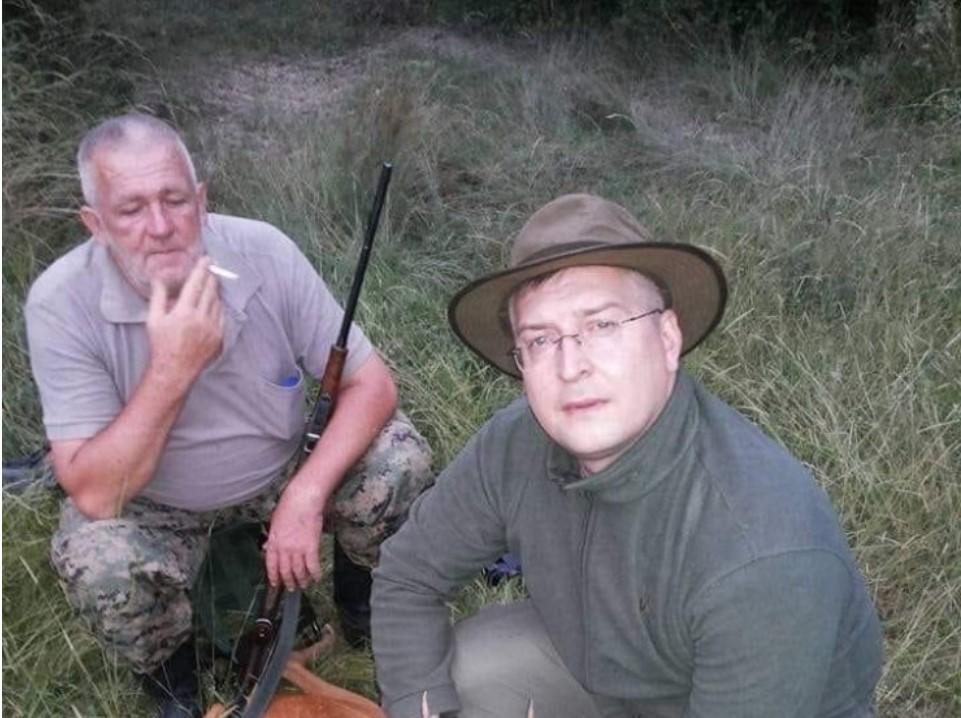Ovo je fotografija ubijenog lovca i njegovog prijatelja koji je pucao