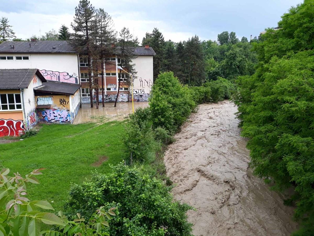 Poplavljeno školsko dvorište u Tuzli - Avaz
