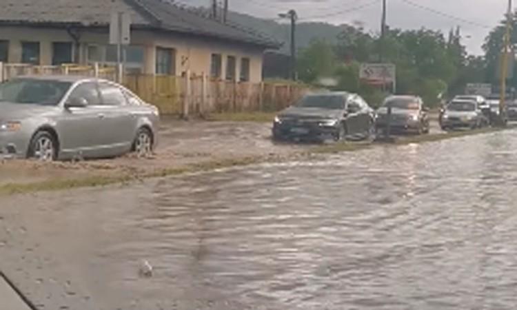 Poplavljene ulice u Tuzli - Avaz