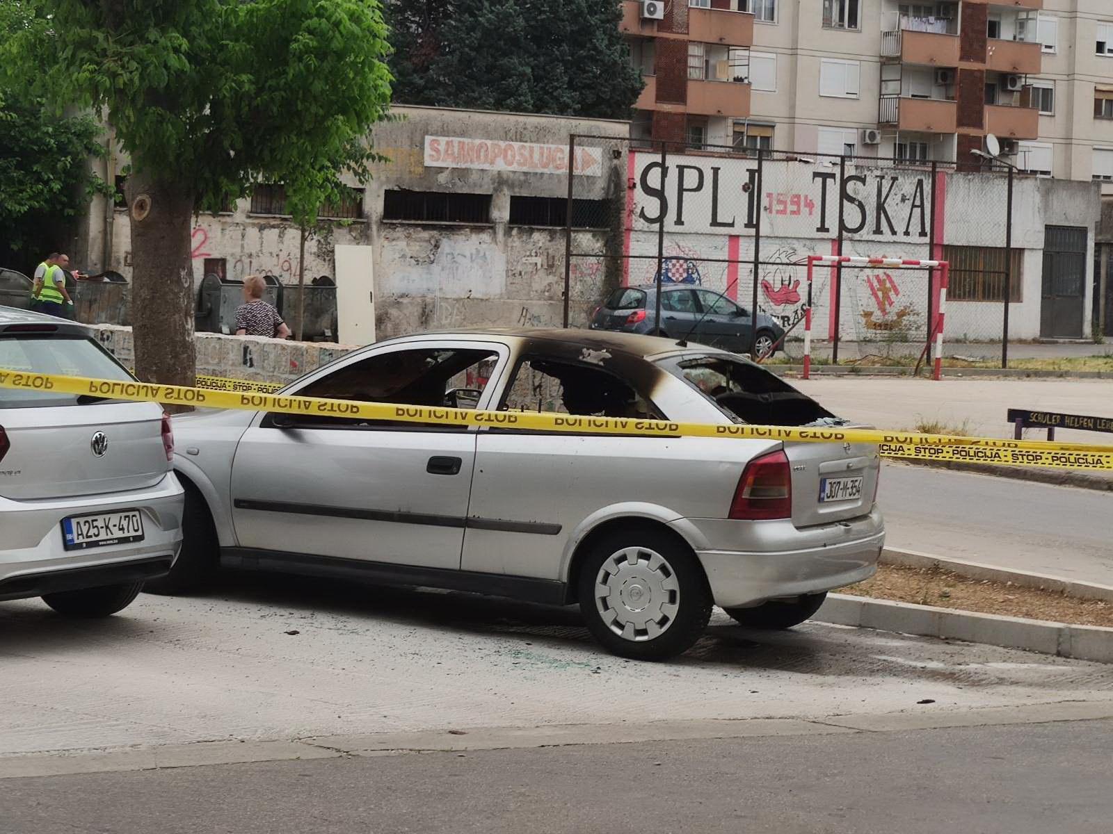 Na parkingu u Mostaru rano jutros izgorjela Opel Astra