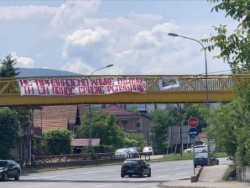 Sramotni transparent na mostu - Avaz
