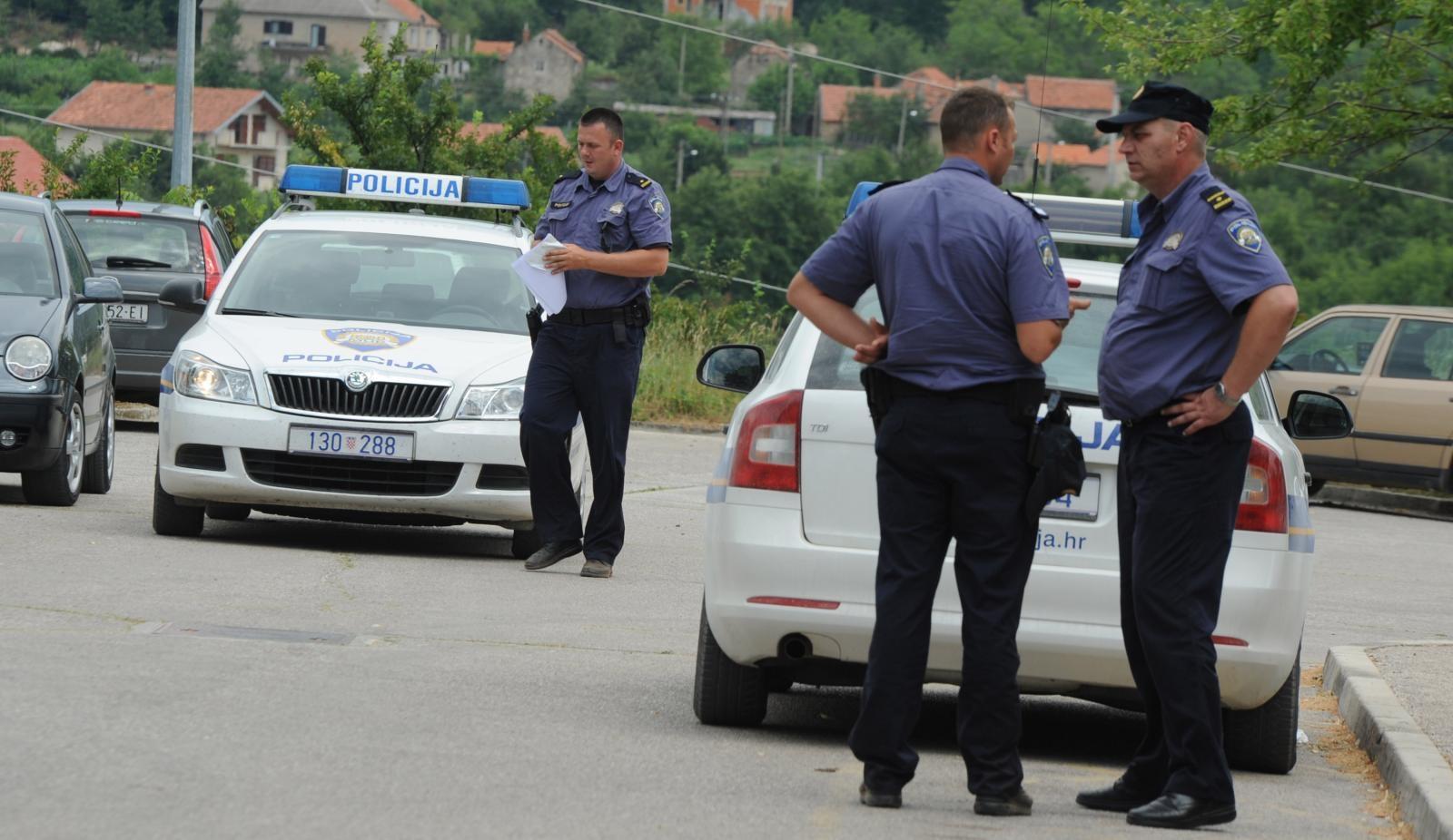Užas u Kninu: U parkiranom automobilu pronađeno mrtvo dijete