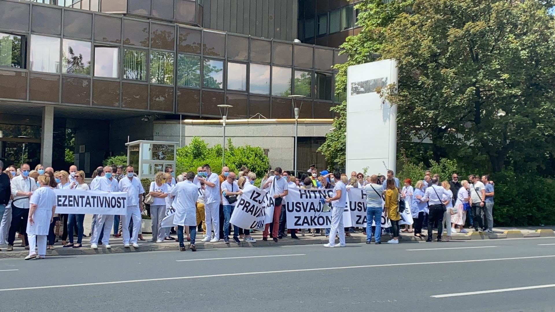 Protesti ispred Vlade FBiH, ako se zahtjevi ne ispune slijedi generalni štrajk doktora