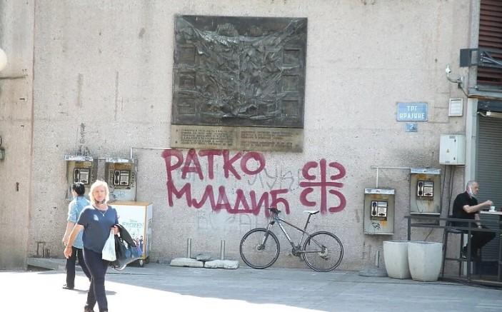 Crvenim sprejom ispisano je "Ratko Mladić" i četiri "S" - Avaz