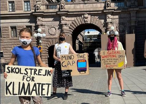 Greta Tunberg nastavila protest pred parlamentom
