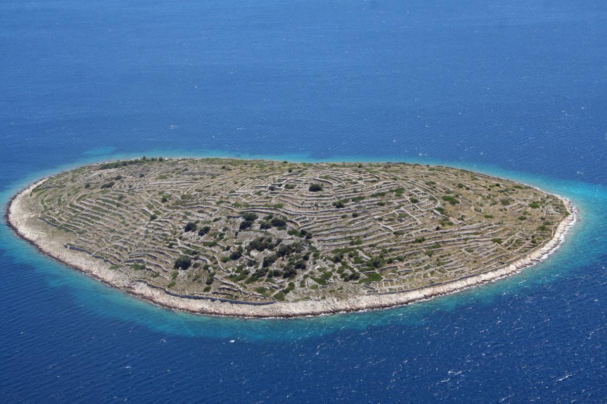 Malo ostrvo u Hrvatskoj koje podsjeća na otisak prsta