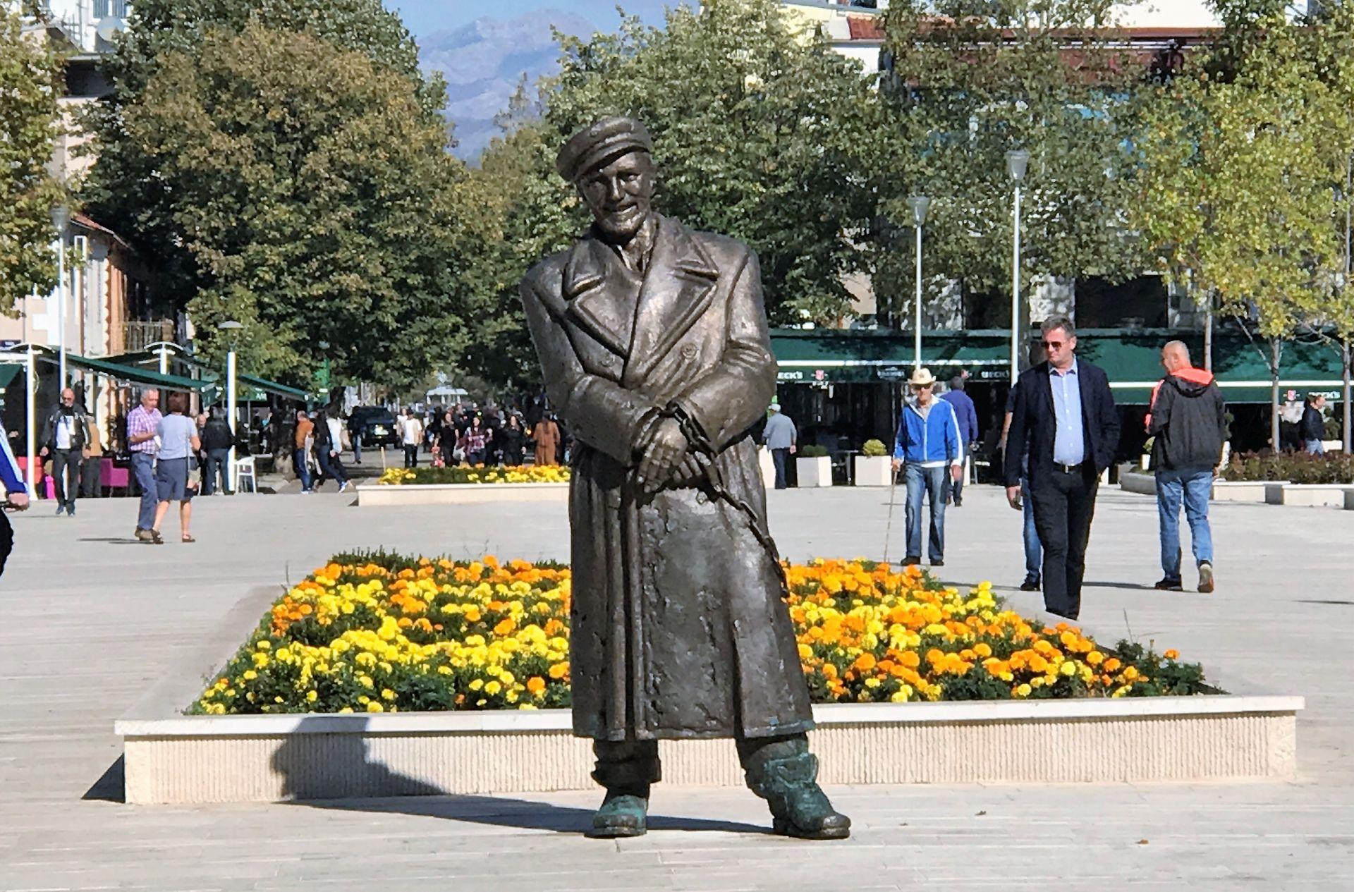 Muškarac urinirao po spomeniku narodnom heroju Ljubi Čupiću