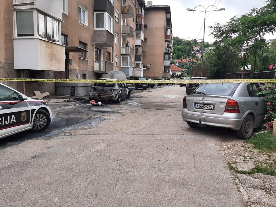 U Sarajevu rano jutros izgorio automobil, vatra zahvatila i dio balkona