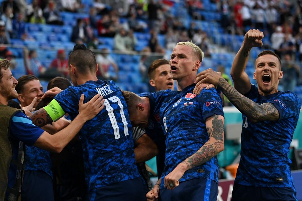 Slovačka iznenadila Poljsku, pokazan prvi crveni karton na prvenstvu