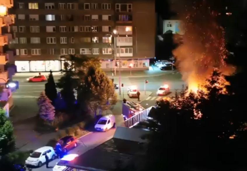 Havarija u naselju Kovačići: Planuo automobil, vatra se proširila i na ugostiteljski objekat