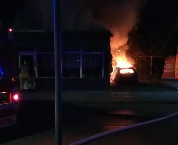 Pogledajte kako vatra guta automobil u naselju Kovačići: Odjekuju eksplozije, građani uznemireni