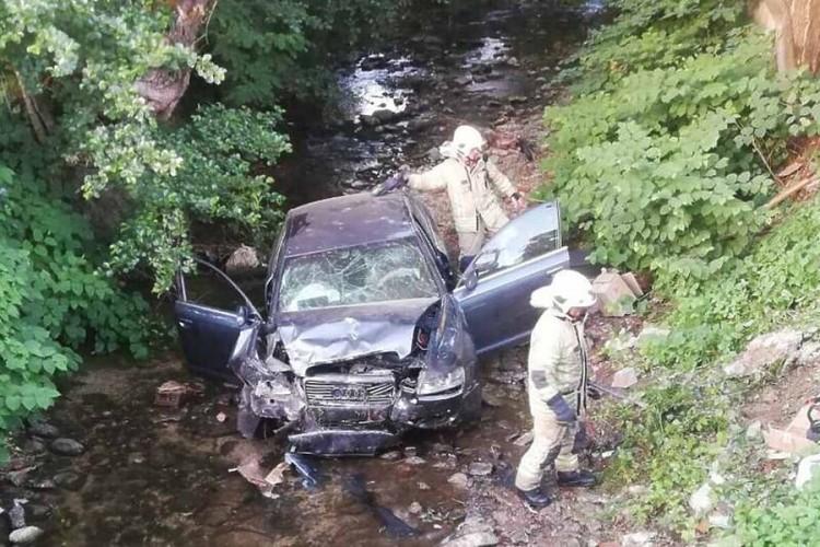 Teška nesreća u Kozarcu: Audi sletio sa puta i završio u potoku