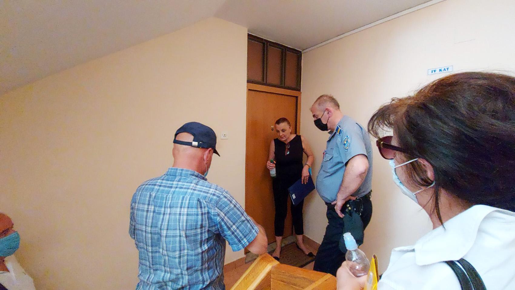 Dramatični pokušaj deložacije u Mostaru: Porodicu Smoljo istjeruju iz stana iako su vlasnici