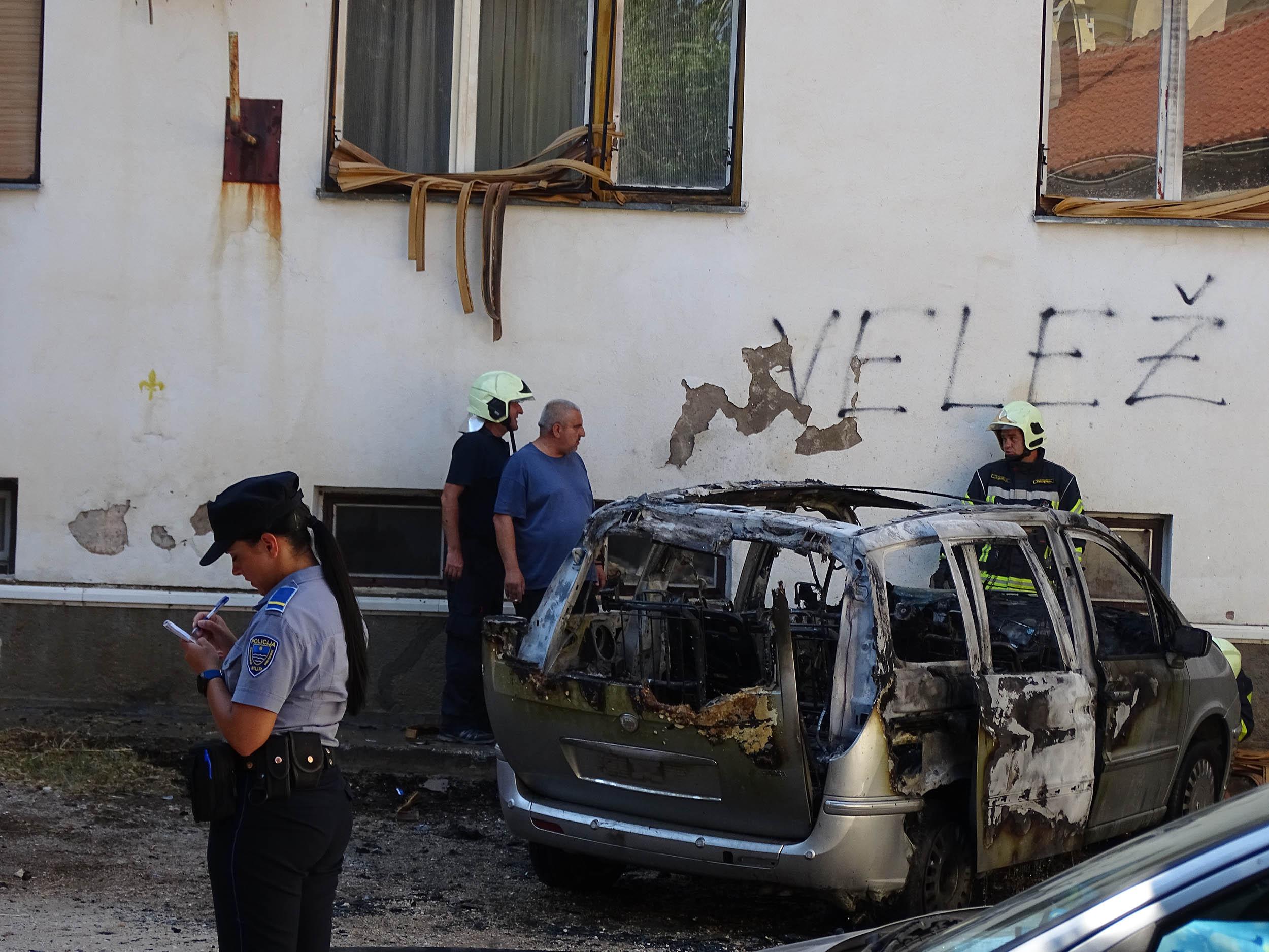 Nova eksplozija u Mostaru: Nakon strahovite detonacije planuo automobil, vatra zahvatila i prozor stana