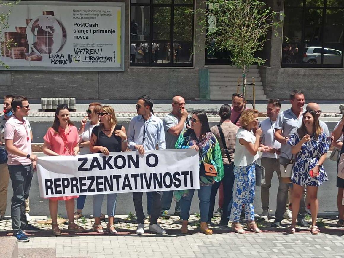 Doktori medicine i stomatologije FBiH protestirali zbog neusvajanja zakona o reprezentativnosti