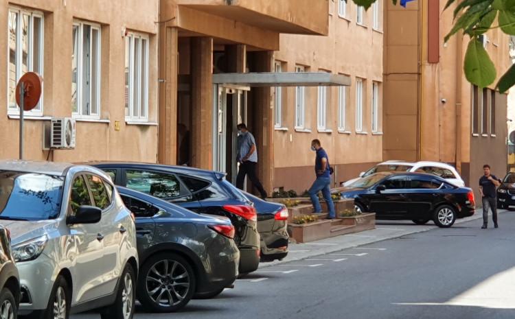 Police officers are searching the ISA premises, focusing on the suspicious diploma of Osman Mehmedagić