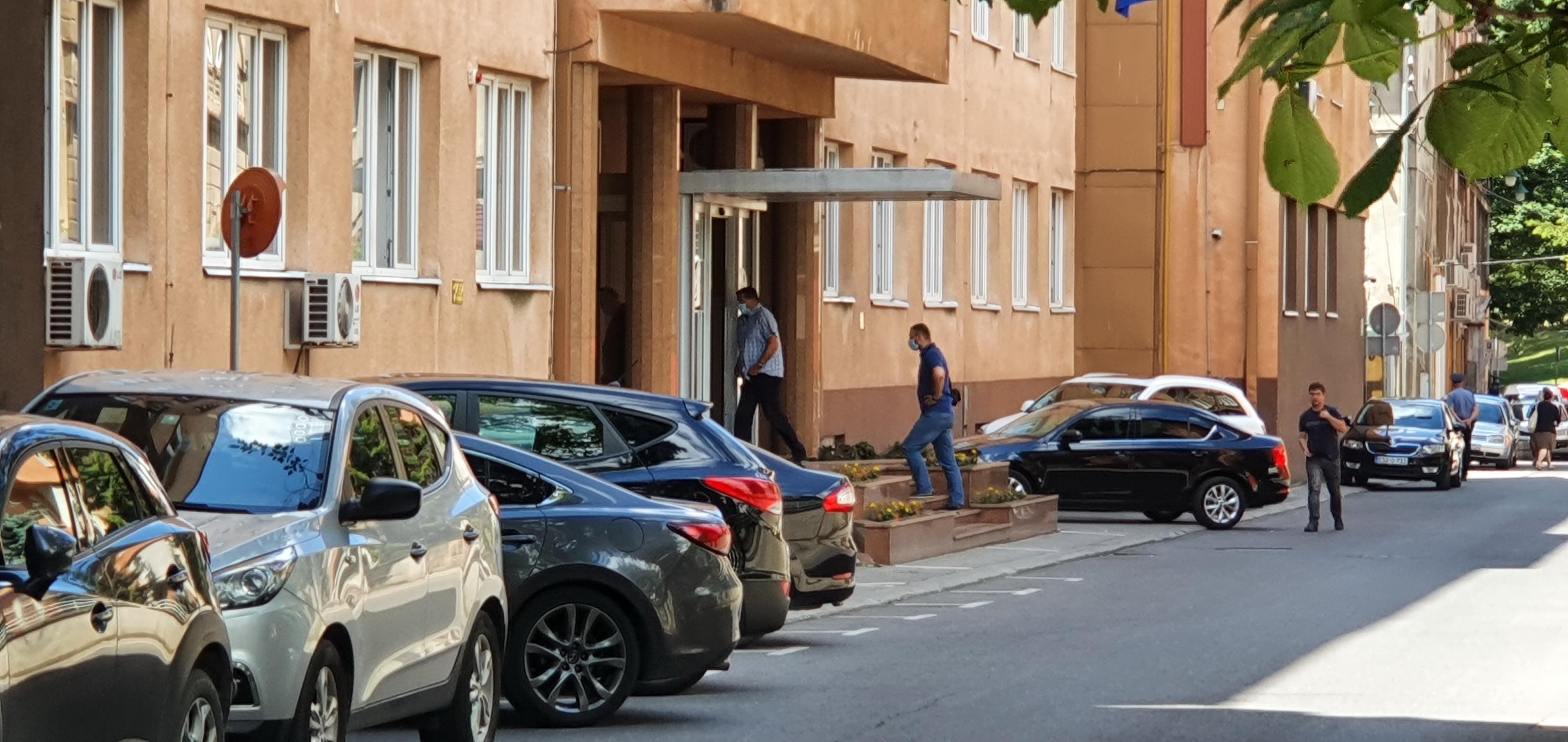 Police in front of the ISA building - Avaz