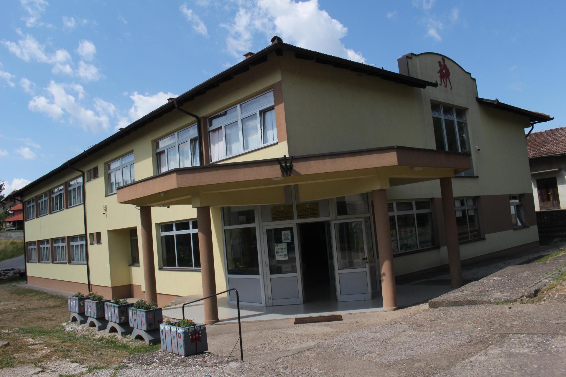 Osnovna škola „Doborovci“: Administrativni problemi - Avaz