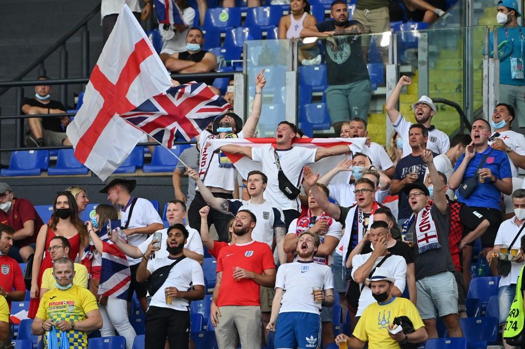 Engleski navijači na tribinama Olimpika - Avaz