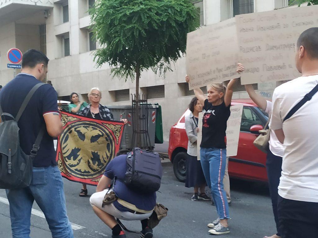 Okupilo se nekoliko Beograđanki koje protestuju protiv održavanja izložbe - Avaz