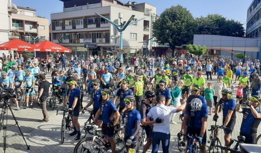 Oko 200 biciklista i maratonaca iz Bihaća krenulo prema Srebrenici