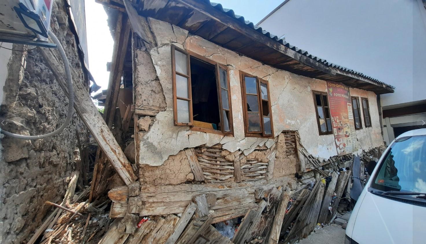 Kuća u ruševnom stanju - Avaz