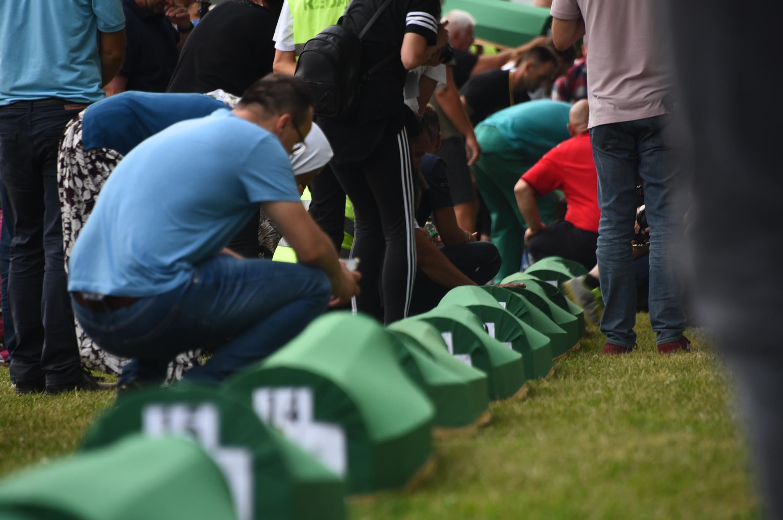 Bol i jecaji u Potočarima: Porodice ubijenih Srebreničana iznijele tabute u Memorijalni centar