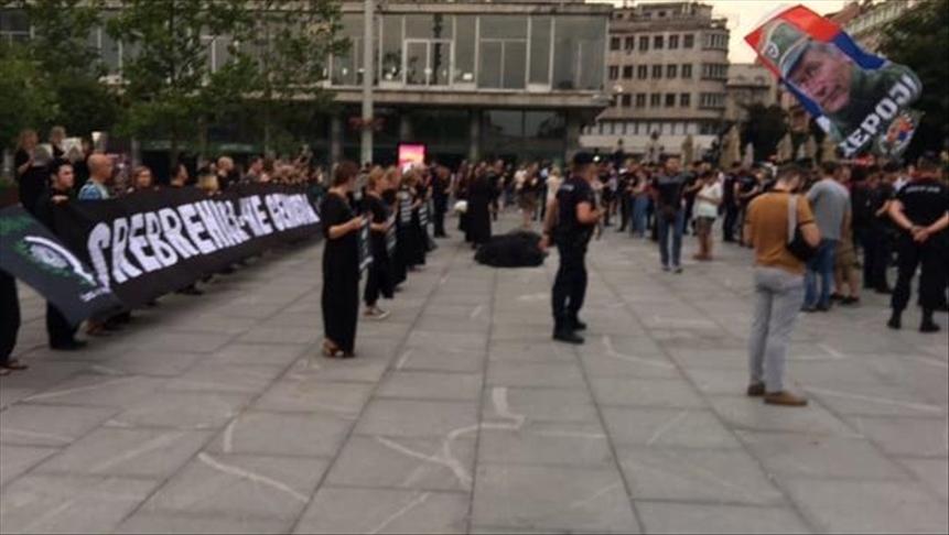 „Žene u crnom“ šutnjom odale počast žrtvama, desničari uzvikivali ime zločinca Mladića