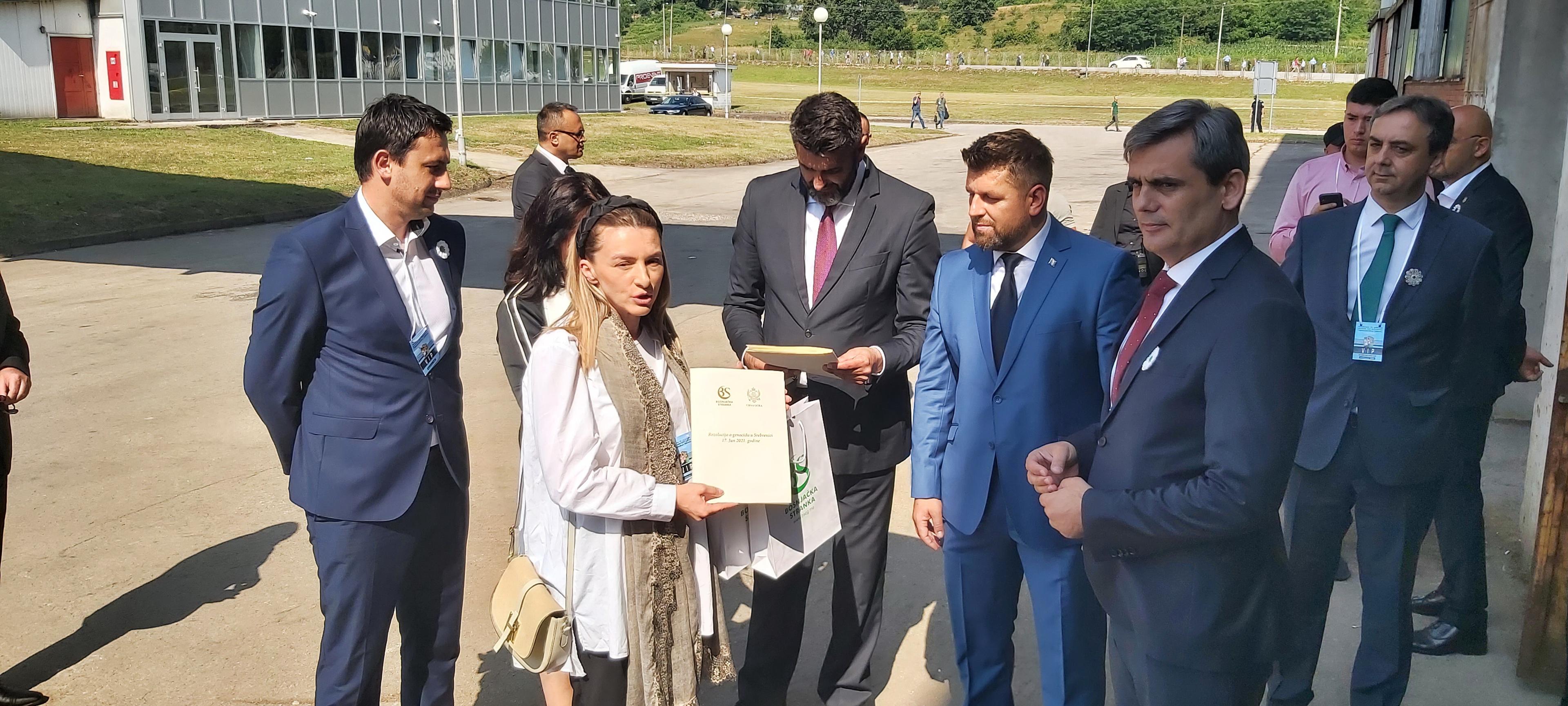 Delegacija iz Crne Gore donijela primjerak Rezolucije o zabrani negiranja genocida u Srebenici