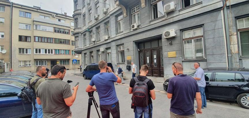 Brojne novinarske ekipe ispred MUP-a KS - Avaz