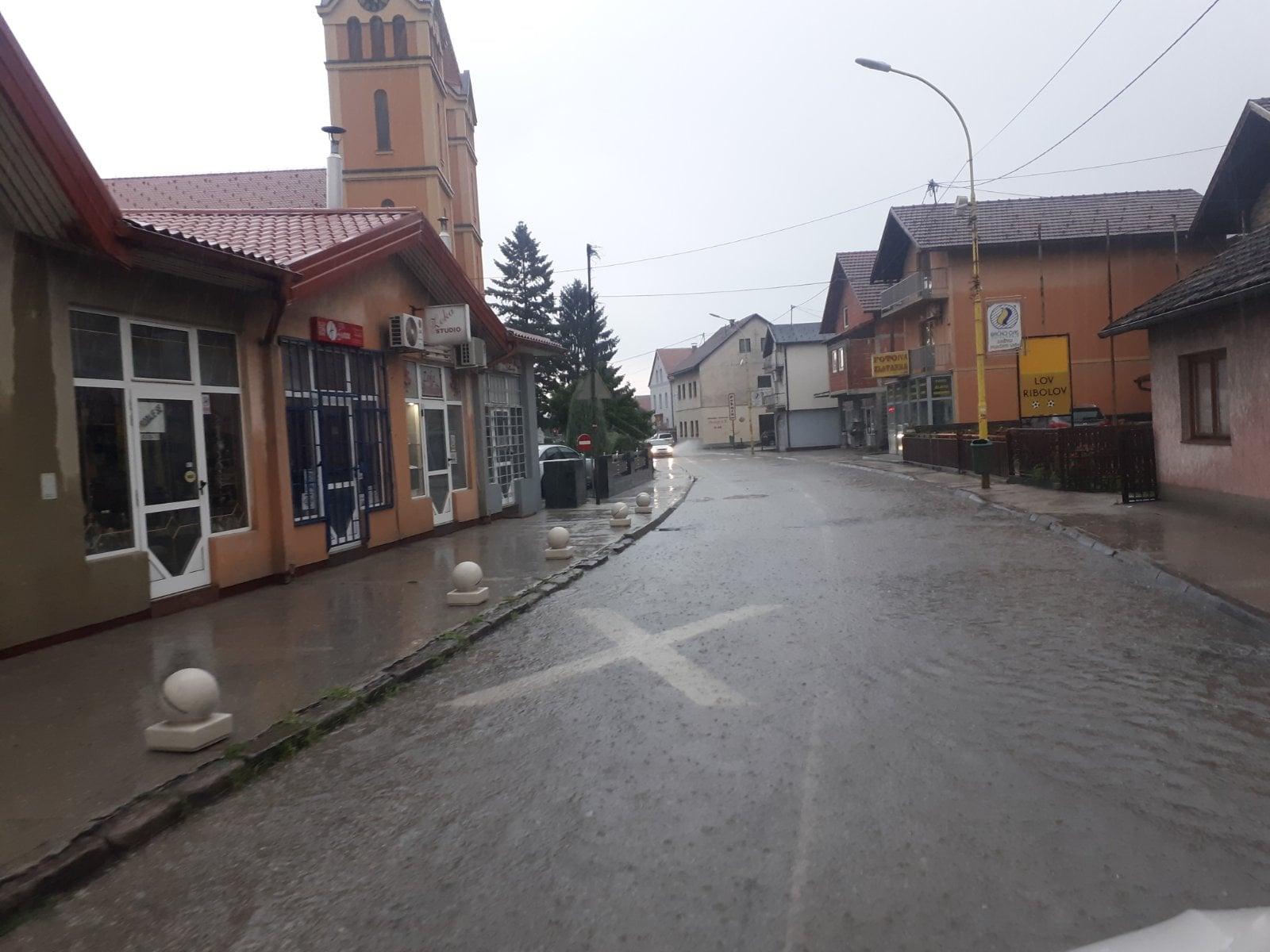 Nove padavine u Žepču: Poplavljene ulice i otežan saobraćaj - Avaz
