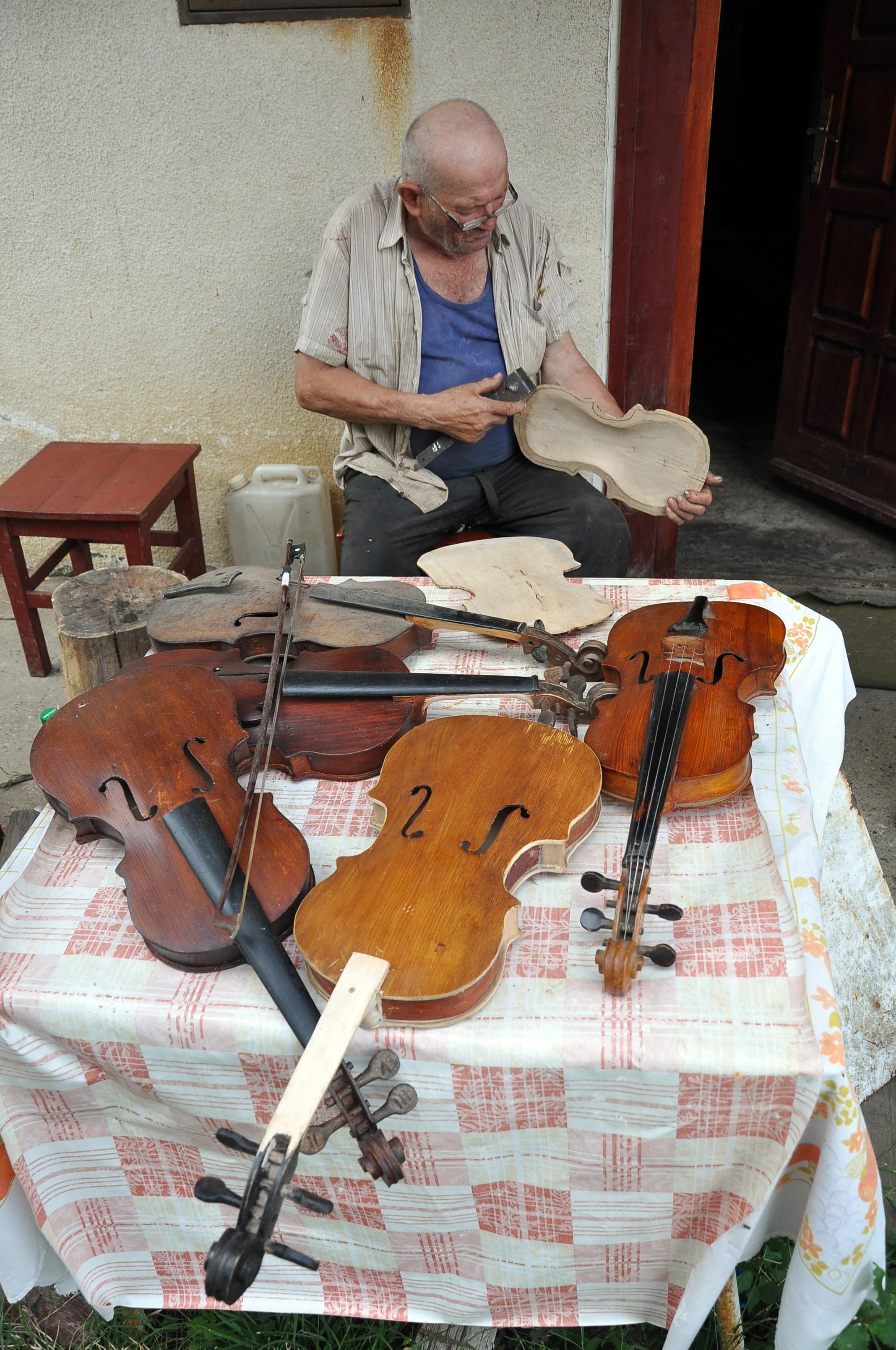 Violine izrađuje od javorovog drveta koje se suši po desetak i više godina - Avaz
