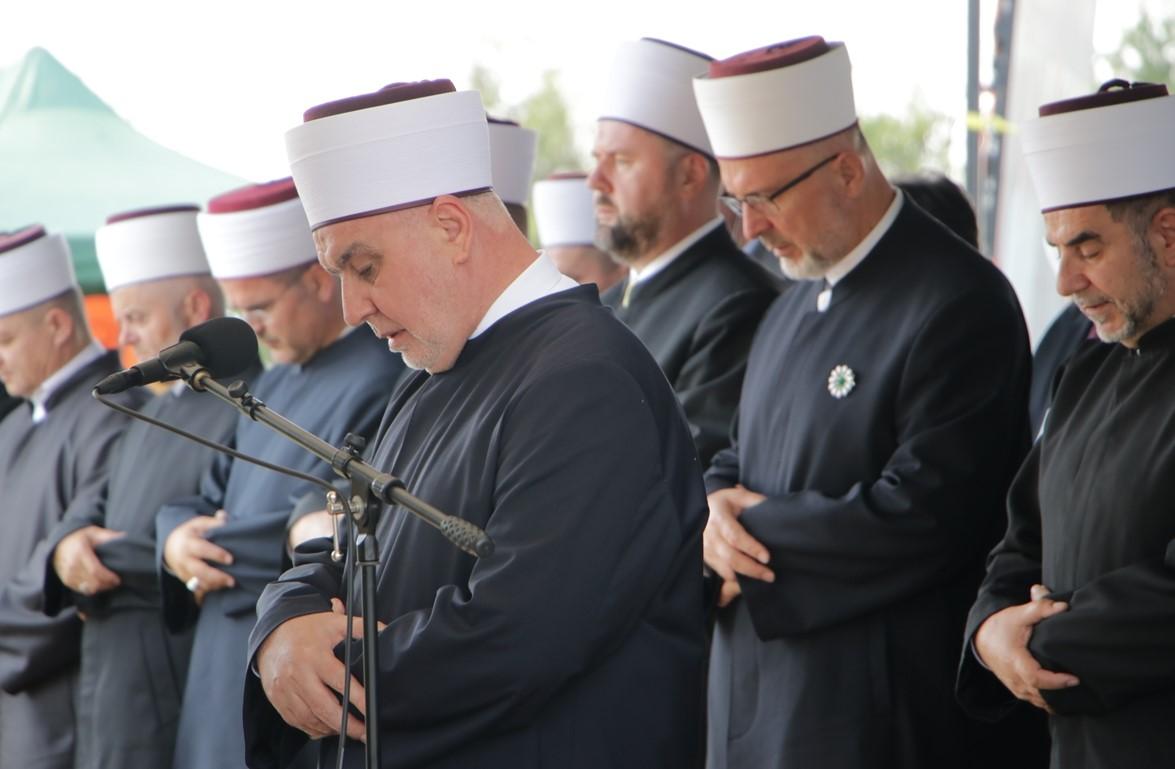 Reis Kavazović: Bajramska radost pomiješana je s tugom, hiljade ubijenih još čekaju da se spuste u mezar