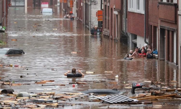 U poplavama je poginulo više od 160 ljudi - Avaz
